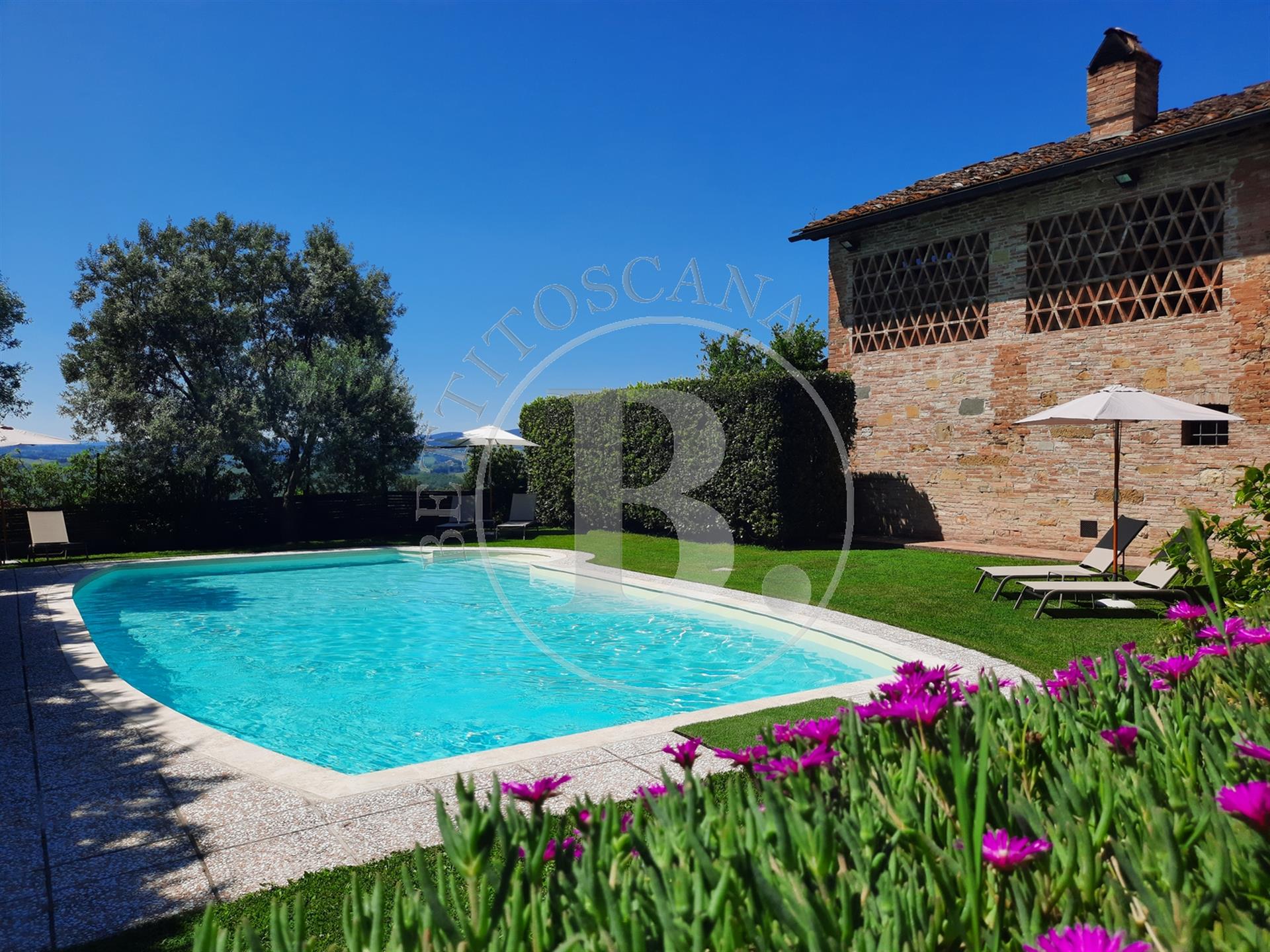 Xvii Century farmhouse with a restored barn set in a Tuscan countryside setting with the convenience