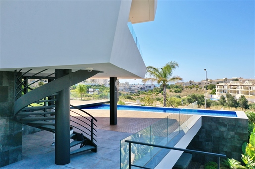 Brandneue moderne Villa mit Pool.