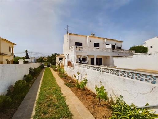 Chalet pareado de 2 dormitorios con piscina, jardín y garaje en Montinhos da Luz