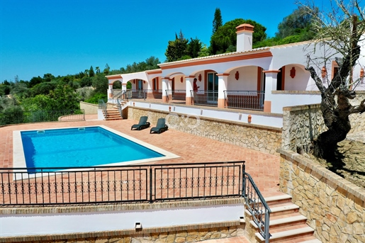 Vila de quatro quartos com piscina e cottage na herdade do Funchal.