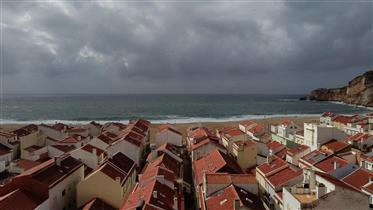 Building with 90m2 in Nazaré, in the historic area of the village