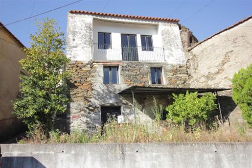 Stone house located in Sazes da Beira to be restored