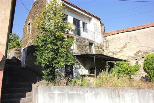 Maison en pierre située à Sazes da Beira