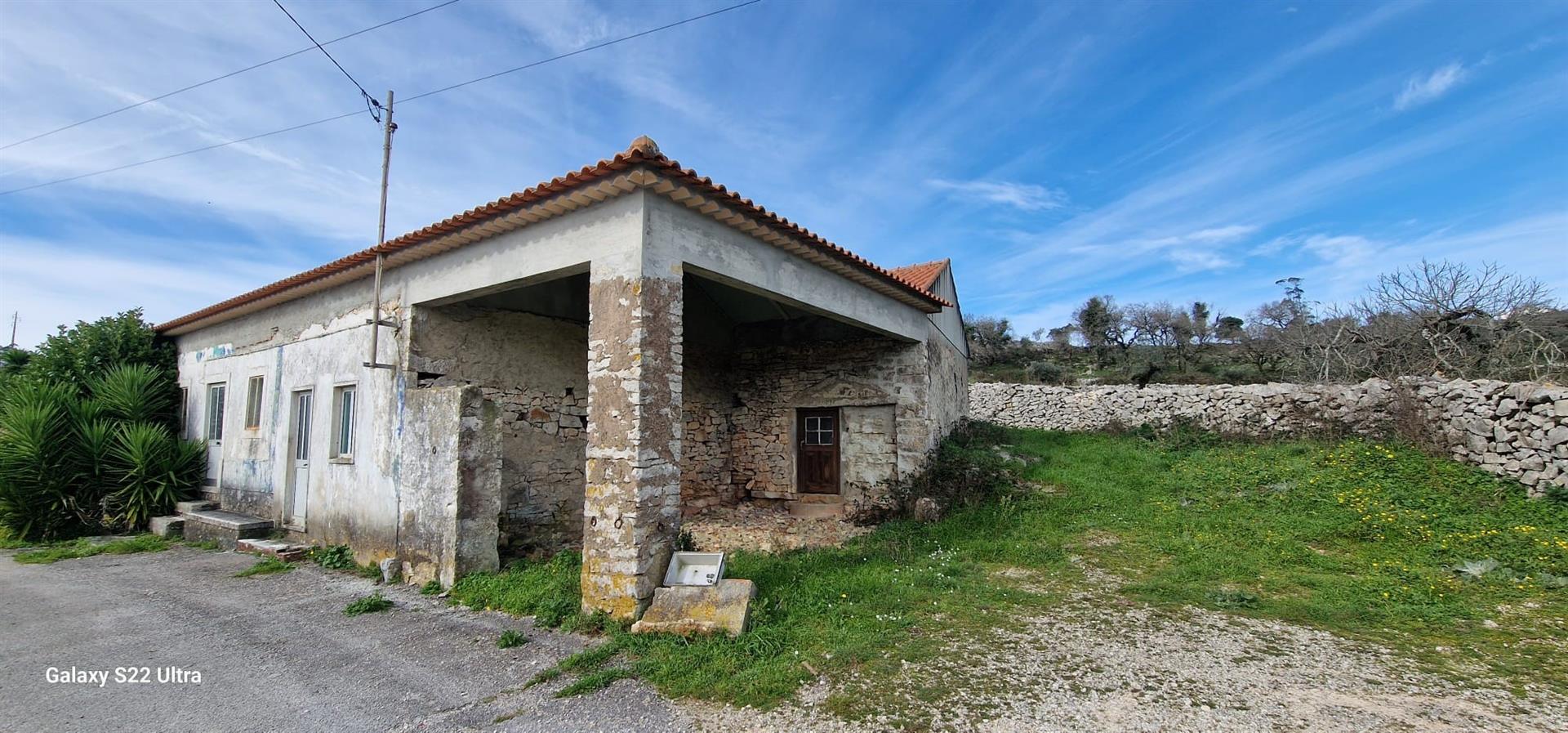 House located in São Bento, Porto de Mós, in need of reconstruction work, being quite interesting, m