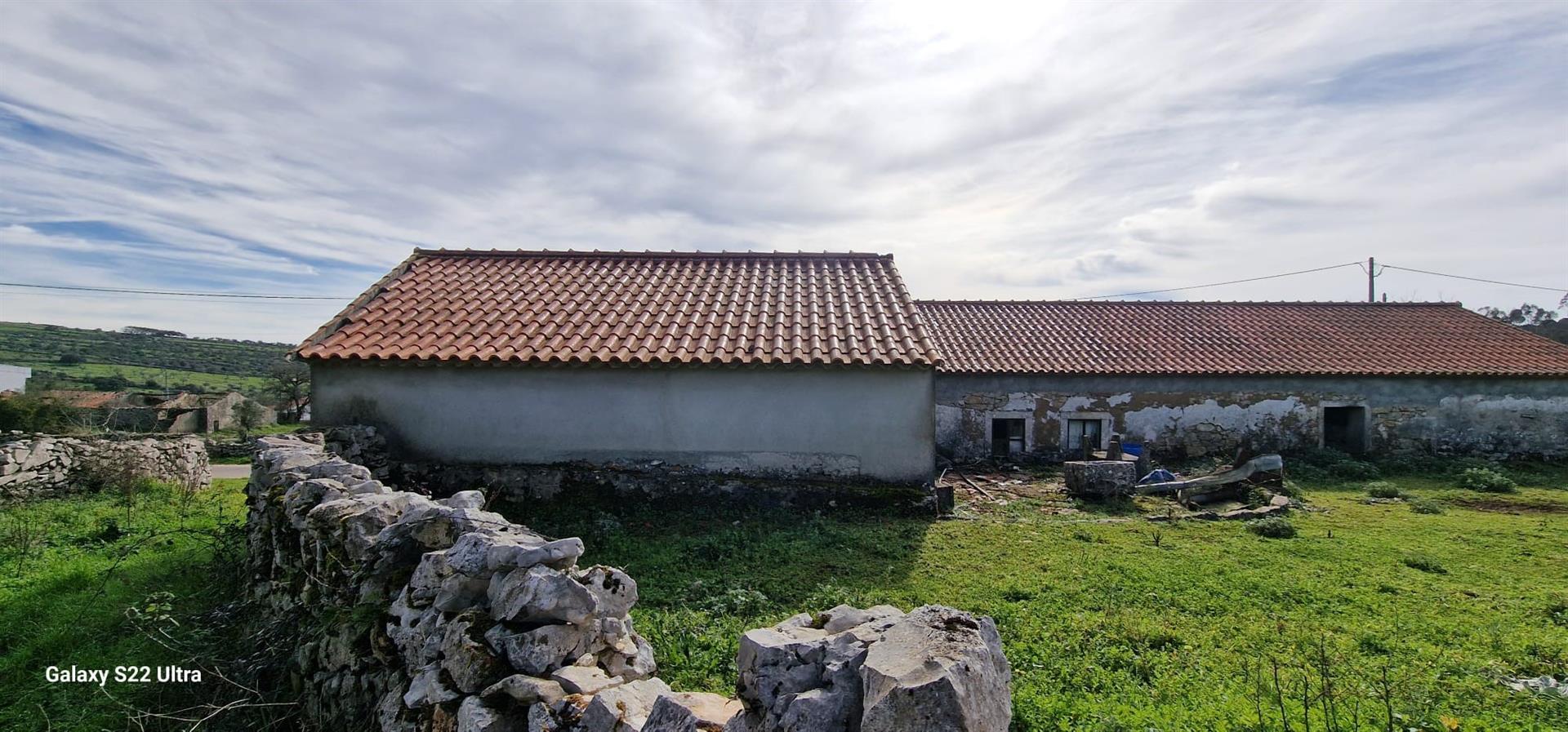 House located in São Bento, Porto de Mós, in need of reconstruction work, being quite interesting, m