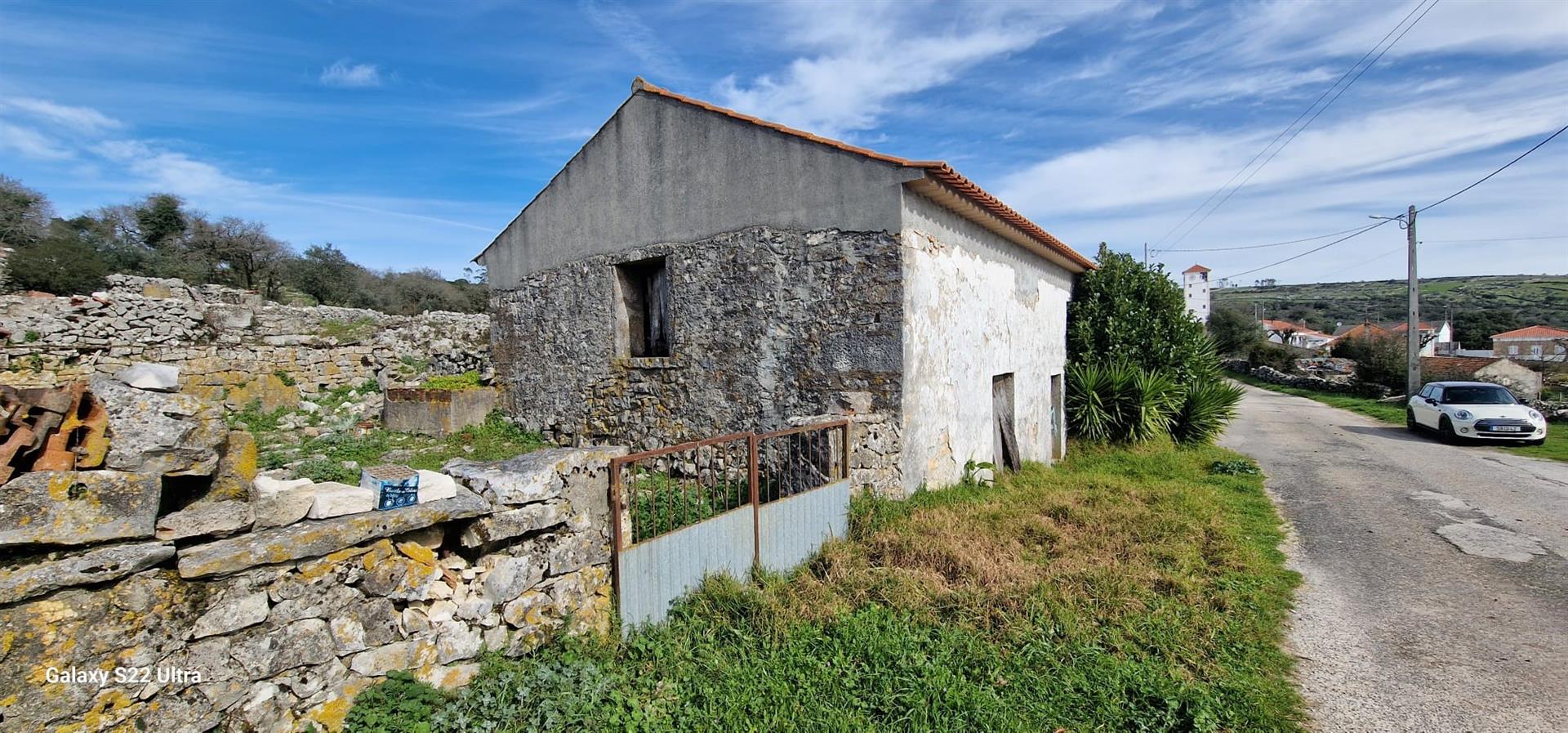 House located in São Bento, Porto de Mós, in need of reconstruction work, being quite interesting, m
