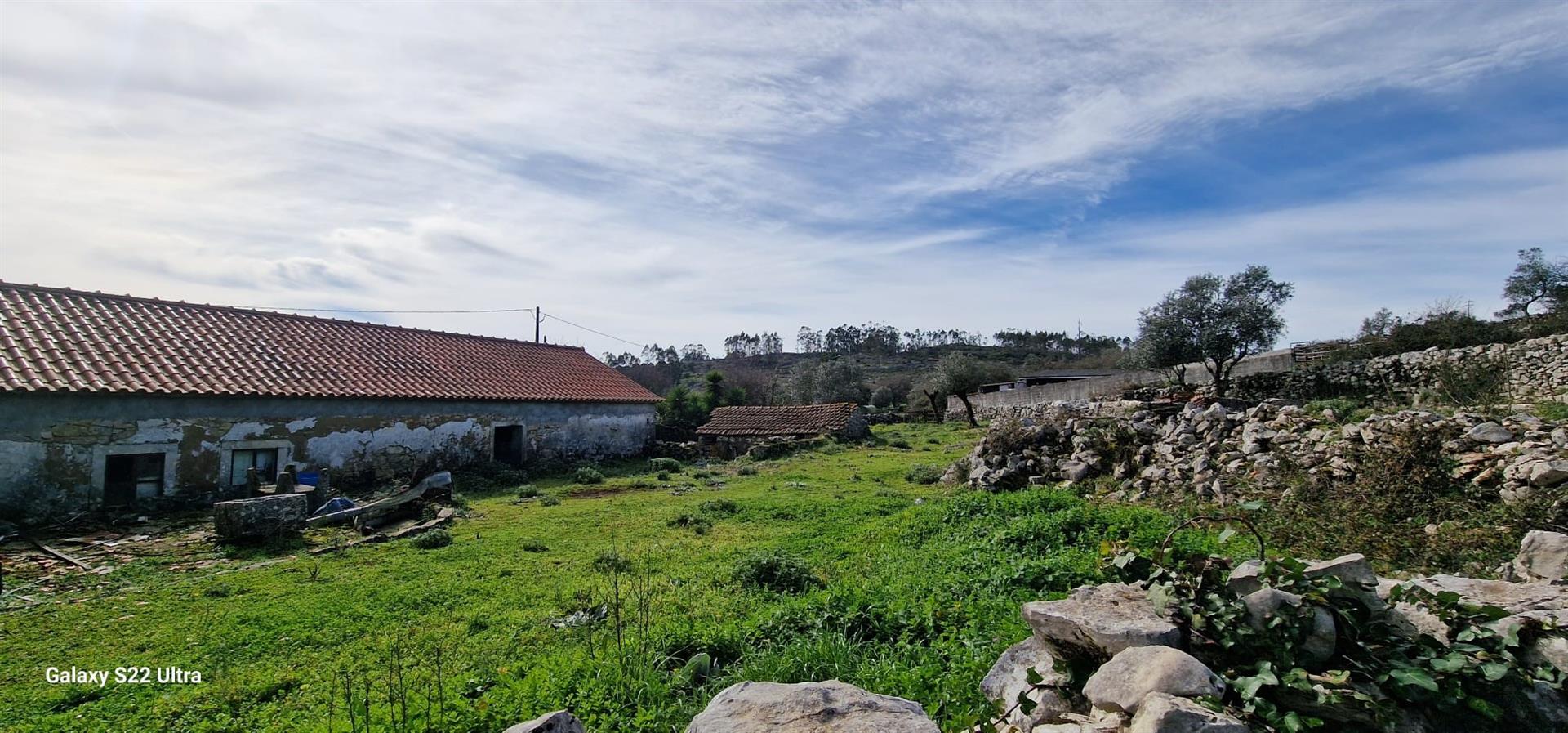 House located in São Bento, Porto de Mós, in need of reconstruction work, being quite interesting, m