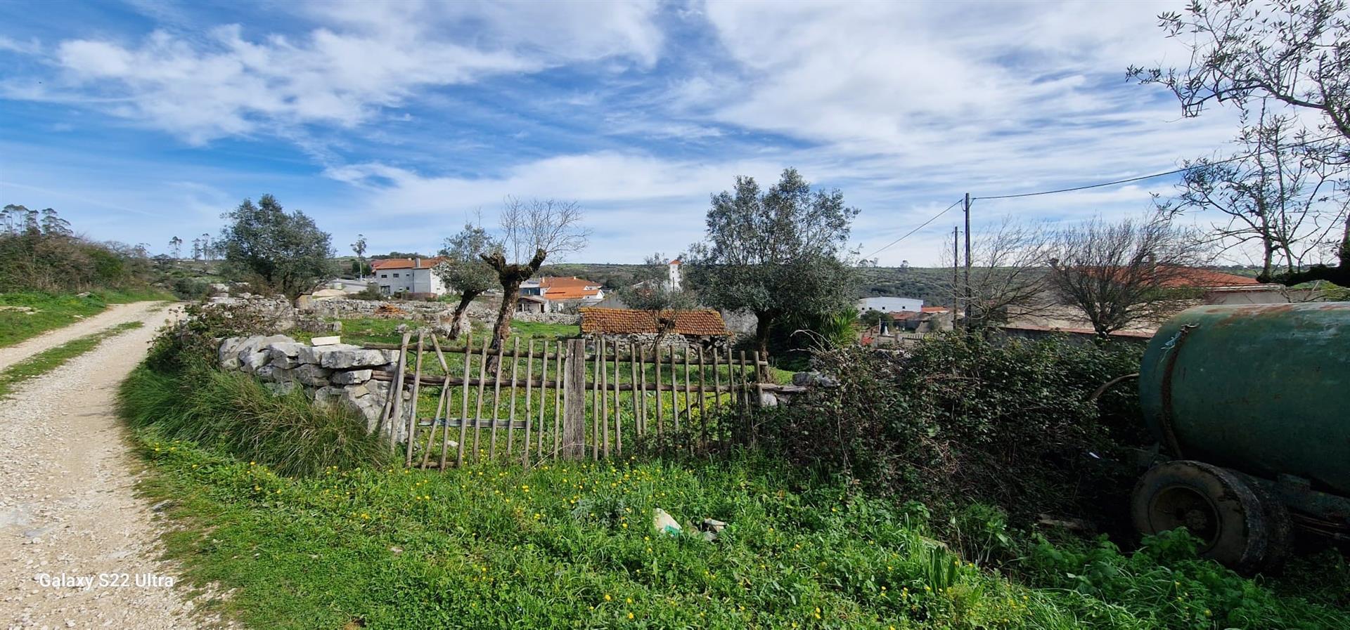 House located in São Bento, Porto de Mós, in need of reconstruction work, being quite interesting, m