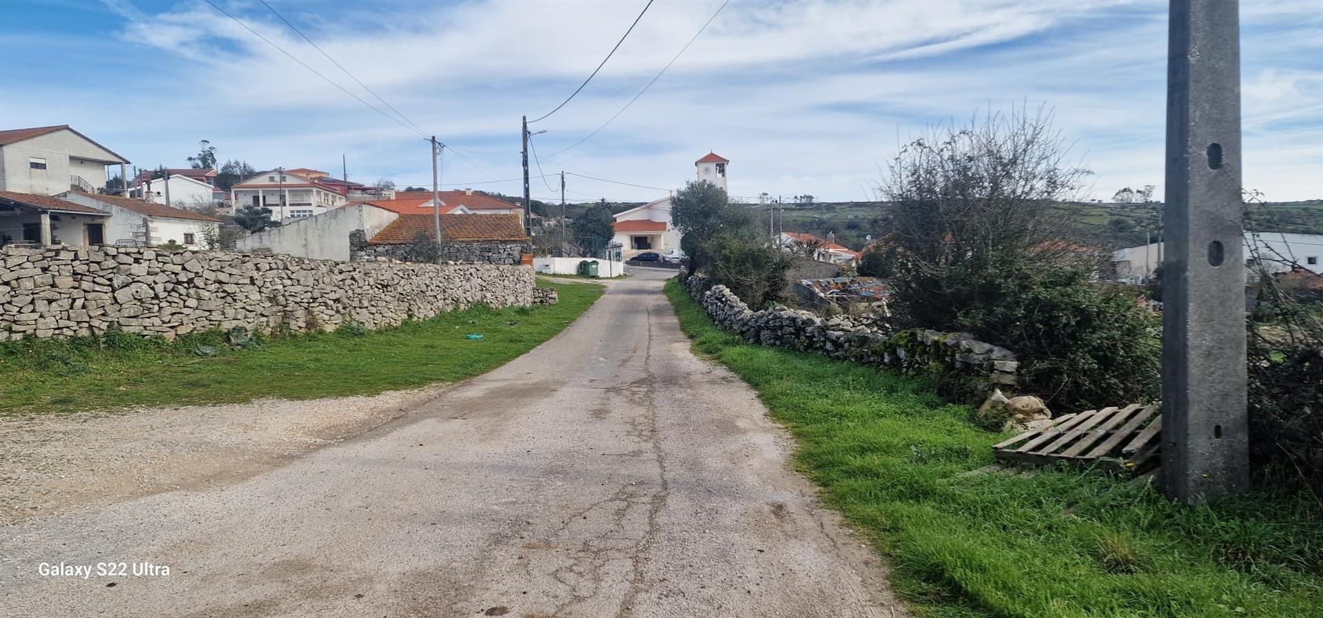 House located in São Bento, Porto de Mós, in need of reconstruction work, being quite interesting, m