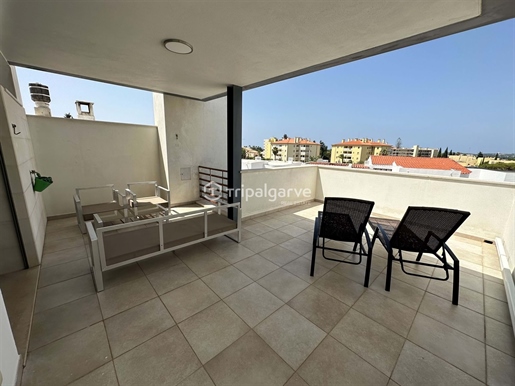 3+2 bedroom semi-detached villa in Vilamoura, with garage and swimming pool.