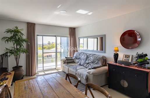 Apartamento luminoso e moderno com 3 quartos e vistas deslumbrantes perto da praia da Galé.