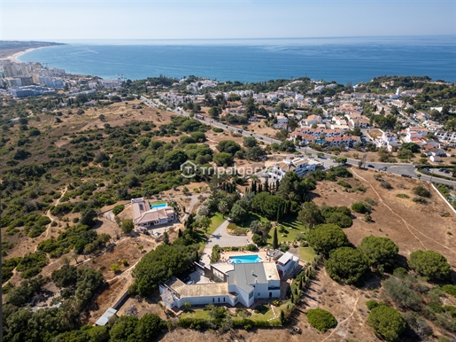 5-Bedroom villa (4+1) with garden and pool, in a privileged location 800 metres from the beaches