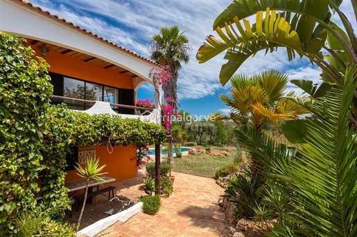 5 bedroom property, 4+1 with swimming pool five minutes drive from the center of Albufeira