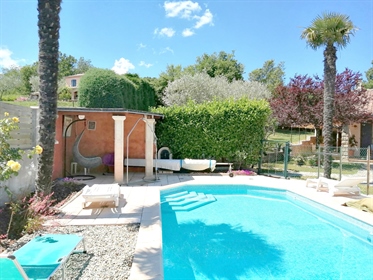 In a dominant position villa with 3 bedrooms, large garage, swimming pool and land