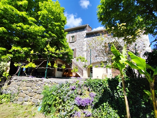 Groot stenen huis met gîtes, bed & breakfast aan de rivier - Ardèche