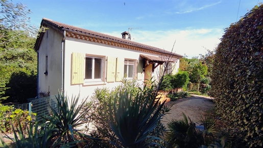 House with possibilities of 2 dwellings, swimming pool, garden, quiet close to shops and river.