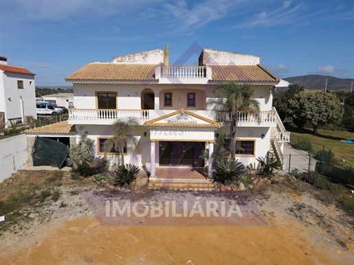 4 bedroom villa with commercial space in Quelfes - Olhão