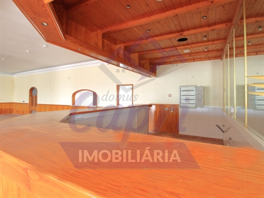 Villa de 4 chambres avec espace commercial à Quelfes - Olhão