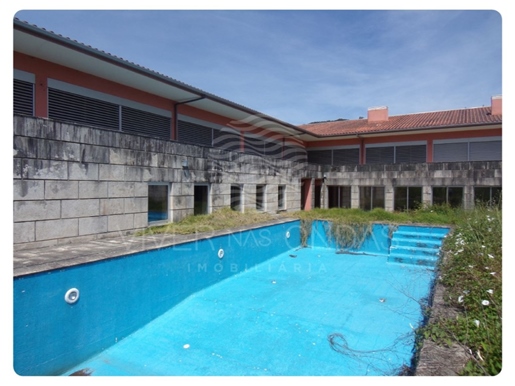 Moradia c/ garagem, logradouro e piscina, em Vizela.