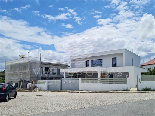 Exclusiva villa nueva de 4+1 dormitorios en Funchalinho, Caparica
