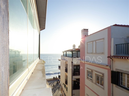 Apartamento T2 - em primeira linha de praia, com vista mar e castelo, na Vila de Sesimbra.