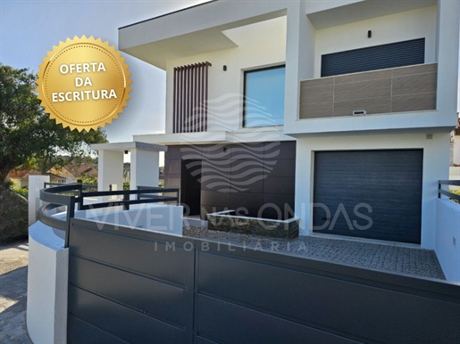 Deed Offer! New 3 +1 bedroom villa with swimming pool in Corroios!