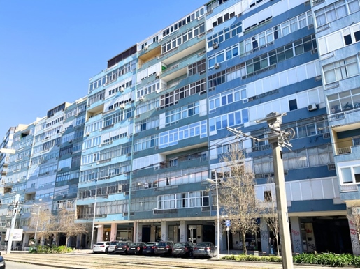 Unique Opportunity: Magnificent 3-Bedroom Apartment with Views in Cacilhas, Almada