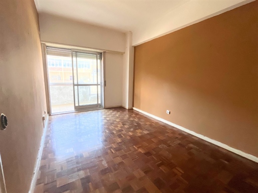 Opportunité Unique : Appartement T3 avec Vue Magnifique à Cacilhas, Almada