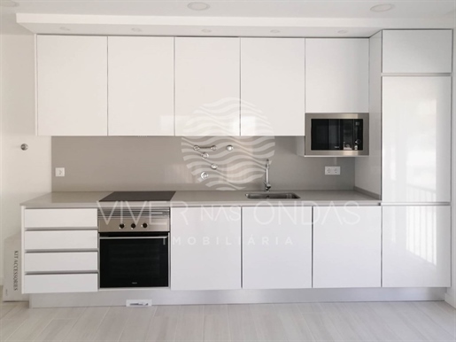 Apartamento T1 c/ terraço e parqueamento, em Sesimbra. Oferta da escritura.