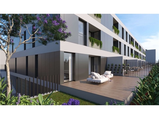 Apartamento T2 com terraço, jardim e lugar de estacionamento.