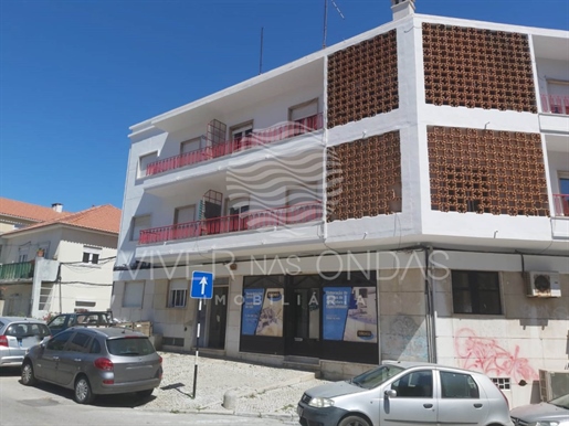 Investment Opportunity: Building with 10 Apartments, 2 Shops, Warehouse, and 3 Parking Spaces.