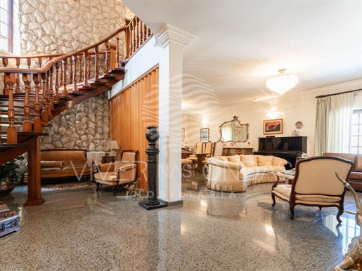 Charming detached 7 bedroom villa | Garage & Pool | Mulberry
