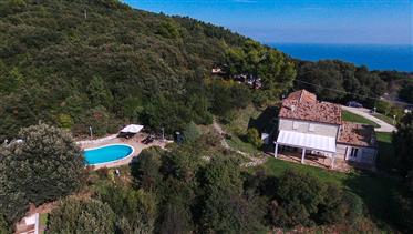 Villa i Sirolo med pool och havsutsikt