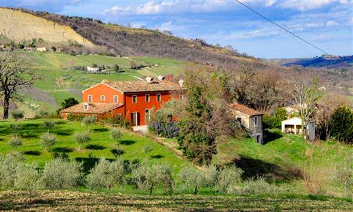 Authentiek landhuis met zwembad en uitzicht, in de regio Marche