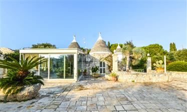 Luxus-Komplex von Trulli mit Pool in der Nähe von Ostuni, Apulien