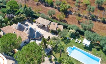 Carattere pieno Trulli con piscina vicino Castellana Grotte, Puglia
