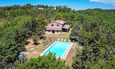 Ancienne maison de campagne italienne avec piscine et parc de chênes en Ombrie, Italie
