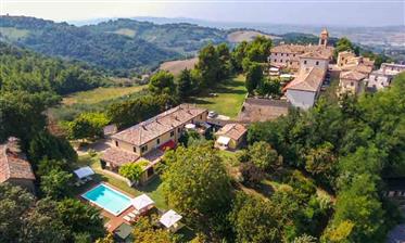 Villa from the 1700s on the Pesaro Hills, Le Marche