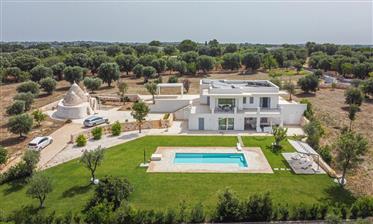 Moderní vila s autentickým Trullo v Ostuni, Puglia