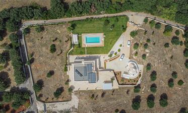 Villa Moderna con Trullo Autentico a Ostuni, Puglia