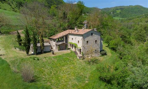 Casa de fazenda de pedra imersa na natureza, Emilia Romagna
