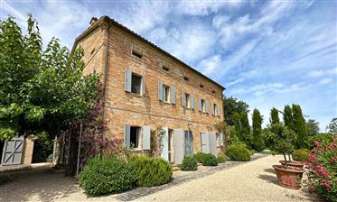 Majestic Villa con 2 Appartamenti In Campagna, Marche