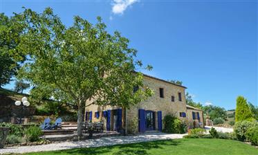 An Enviable Country Retreat With Panoramic Views in Colmurano, Le Marche