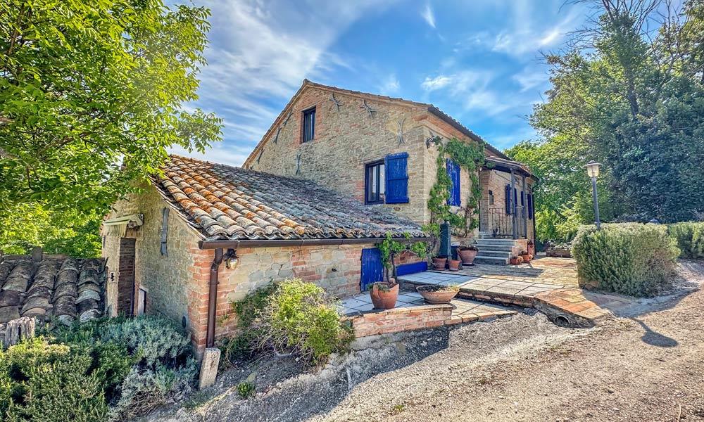 An Enviable Country Retreat With Panoramic Views in Colmurano, Le Marche