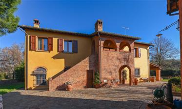 Charmantes toskanisches Bauernhaus mit atemberaubender Landschaft