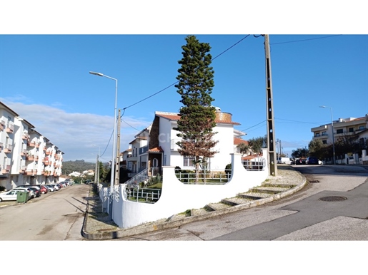 Renovated 6-bedroom villa with garage, garden and barbecue in the heart of Tomar.