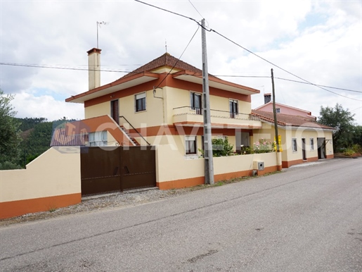 Zwei völlig unabhängige Häuser mit zwei Garagen, 9 km von Tomar entfernt