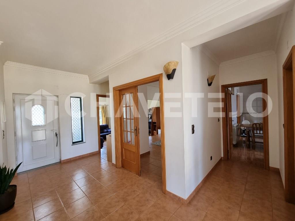 Huis 4 slaapkamers, met garage, 10 km van Vila de Rei.