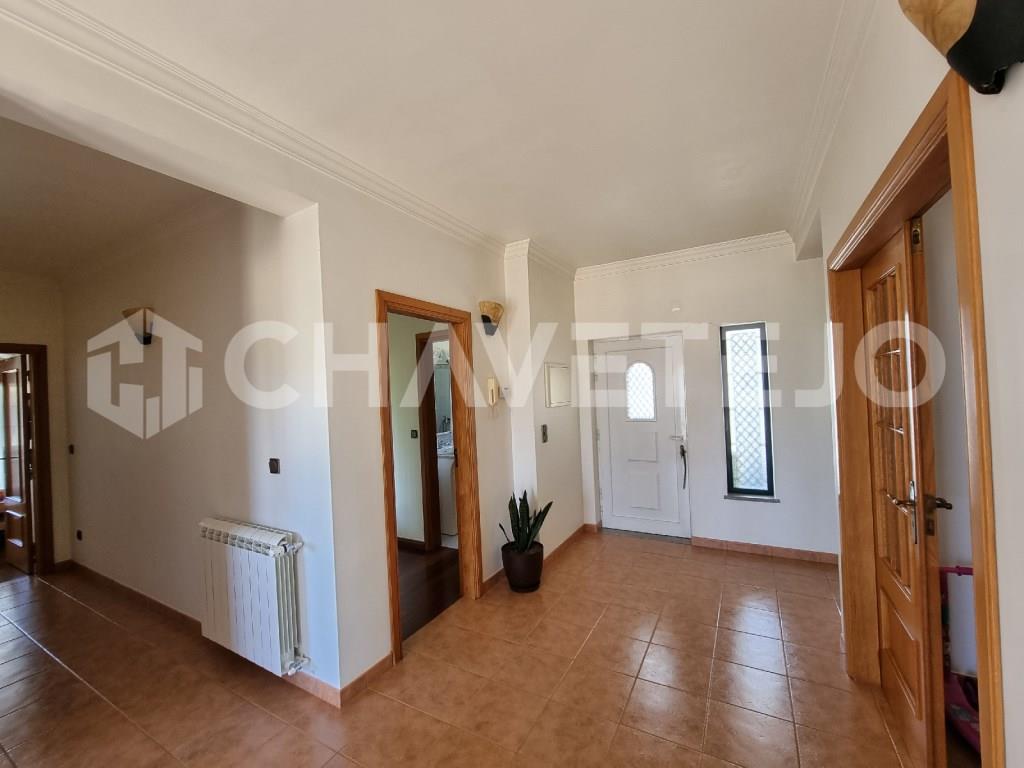 Huis 4 slaapkamers, met garage, 10 km van Vila de Rei.
