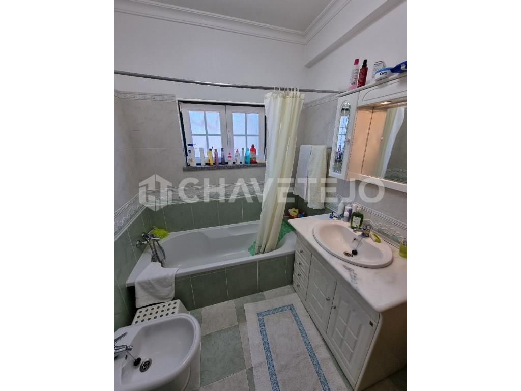 Huis 4 slaapkamers, met garage, 10 km van Vila de Rei.